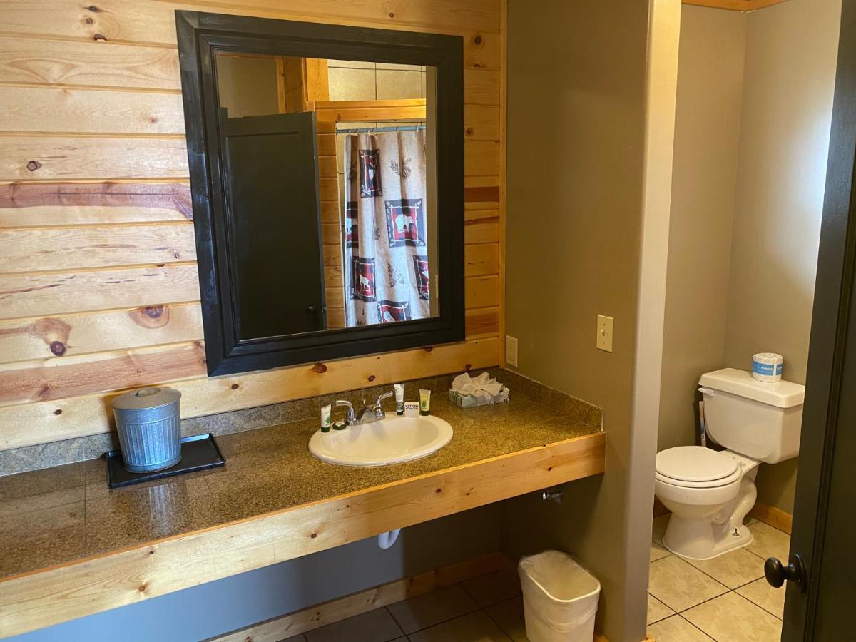 The Fishing Bear Lodge Ashton Bagian luar foto