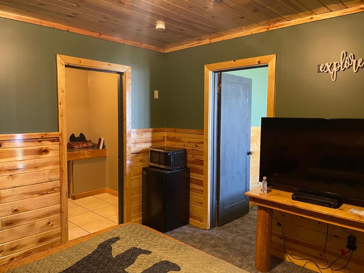 The Fishing Bear Lodge Ashton Bagian luar foto