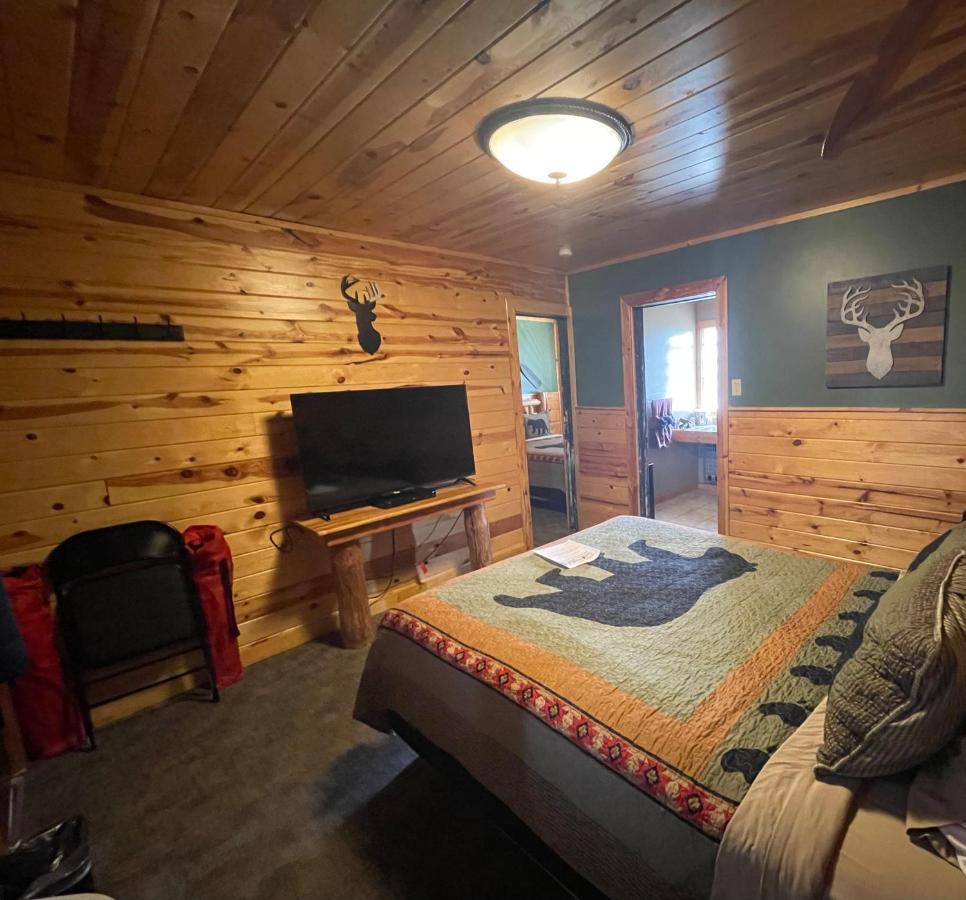The Fishing Bear Lodge Ashton Bagian luar foto