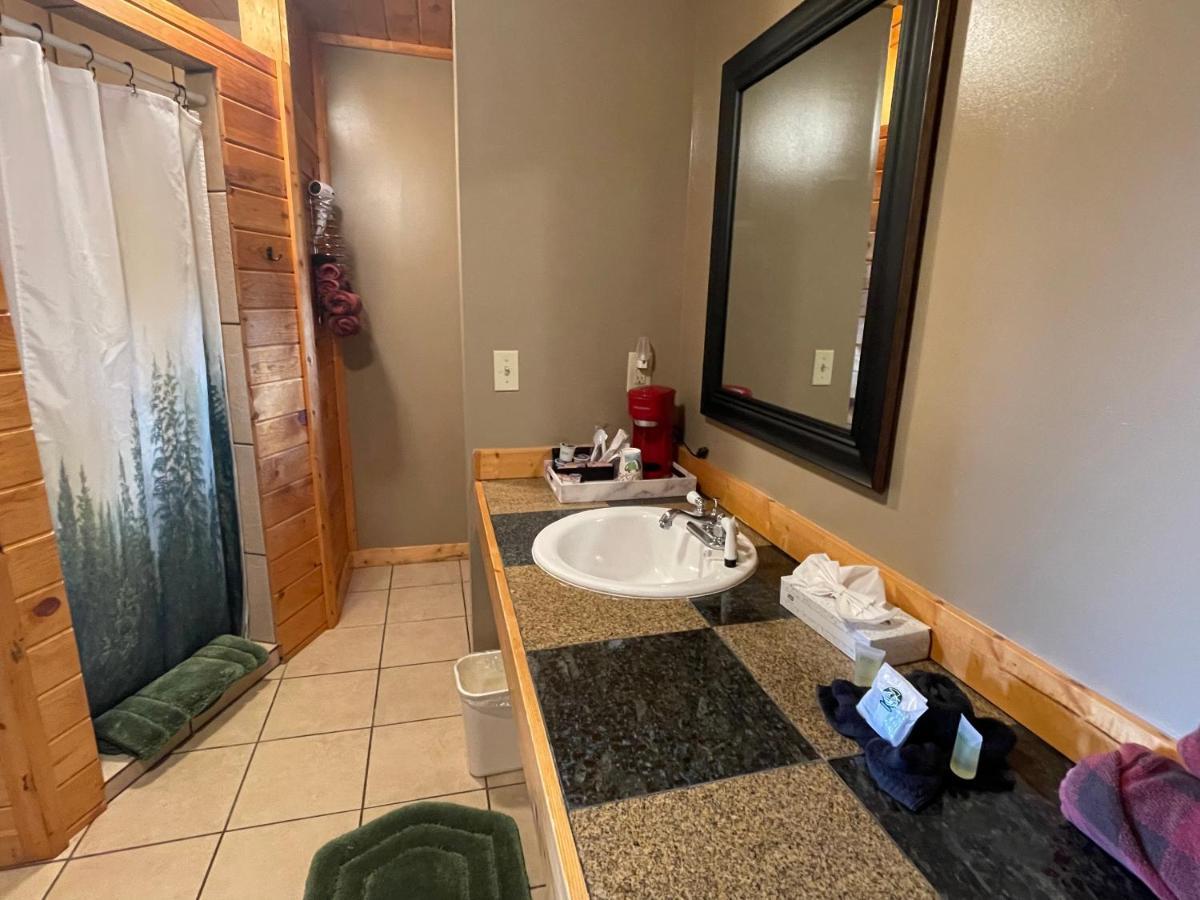 The Fishing Bear Lodge Ashton Bagian luar foto